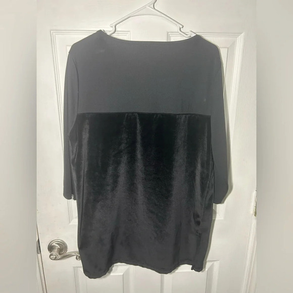 Diane Von Furstenberg black velvet vibes 3/4 length sleeve top. Size Medium - Picture 4 of 6